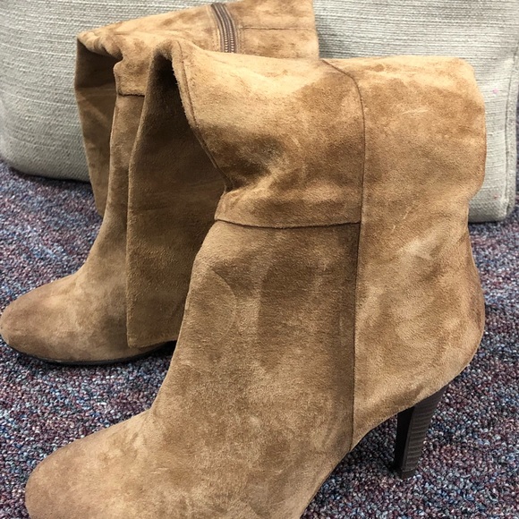 Suede brown booties with a heel. - Picture 1 of 3